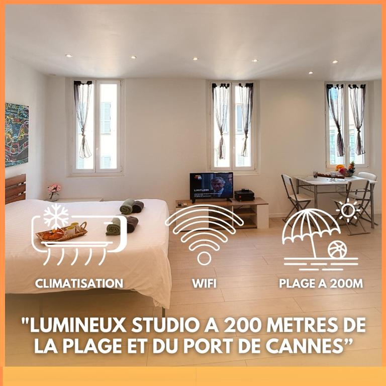 Cette chambre comprend un lit et une table avec un parasol. dans l'établissement Le Clemenceau By ApiRent #Cosy #200m des plages #Wifi, à Cannes