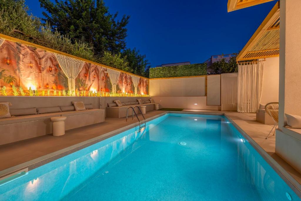 Πισίνα στο ή κοντά στο Aladdin Luxury Suites With Shared Pool