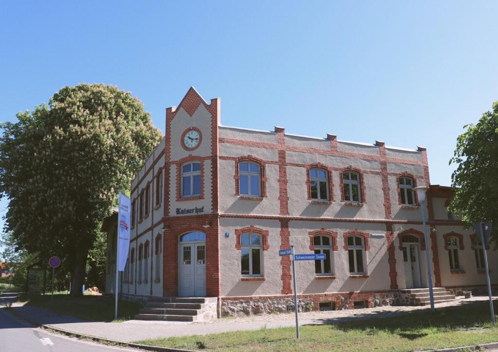een gebouw met daarop een klokkentoren bij Kaiserhof Schwennenz in Grambow