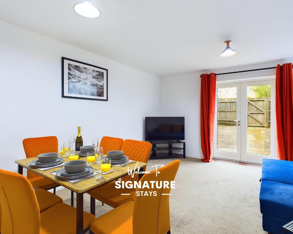 Μια τηλεόραση ή/και κέντρο ψυχαγωγίας στο Signature Stays Accomodation - Cheltenham - 4-Bed With Parking - Ideal For Contractors & Long Stays