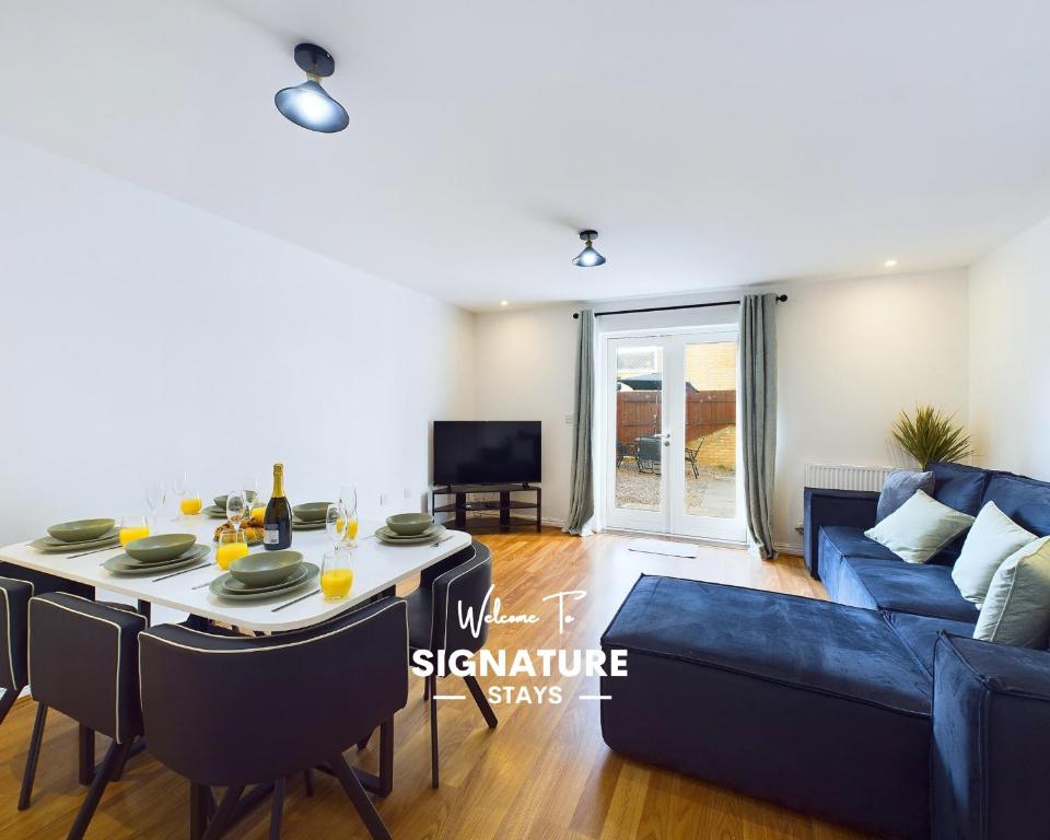 Televisyen dan/atau pusat hiburan di Signature Stays Accommodation - Cheltenham - Large 4 Bed House With Parking - Racecourse Accommodation