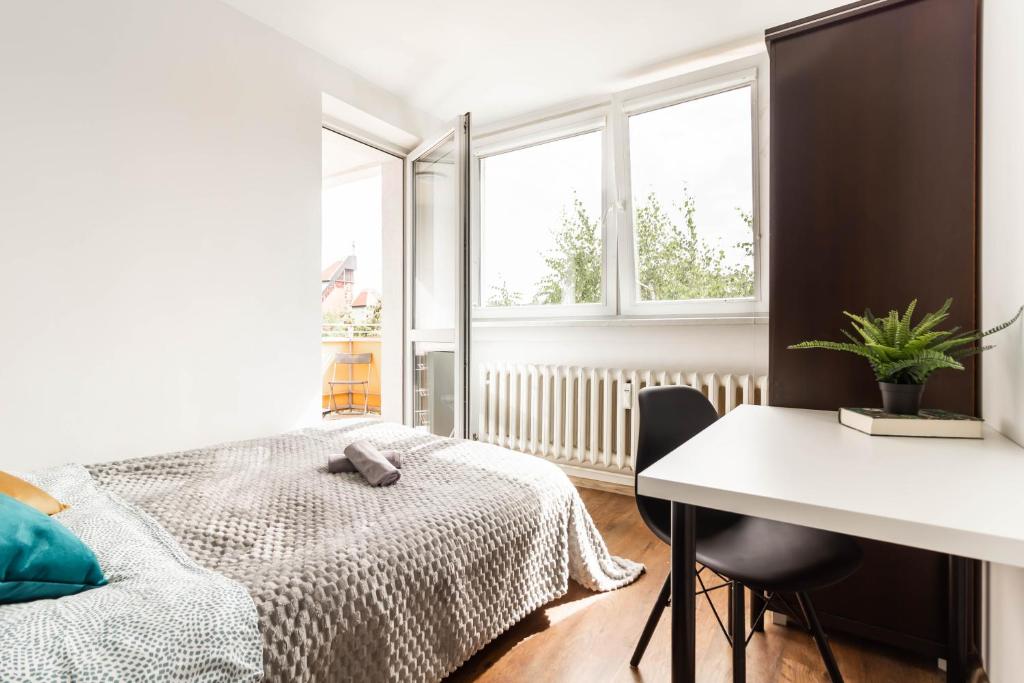 Giường trong phòng chung tại CityStay Młodych Techników