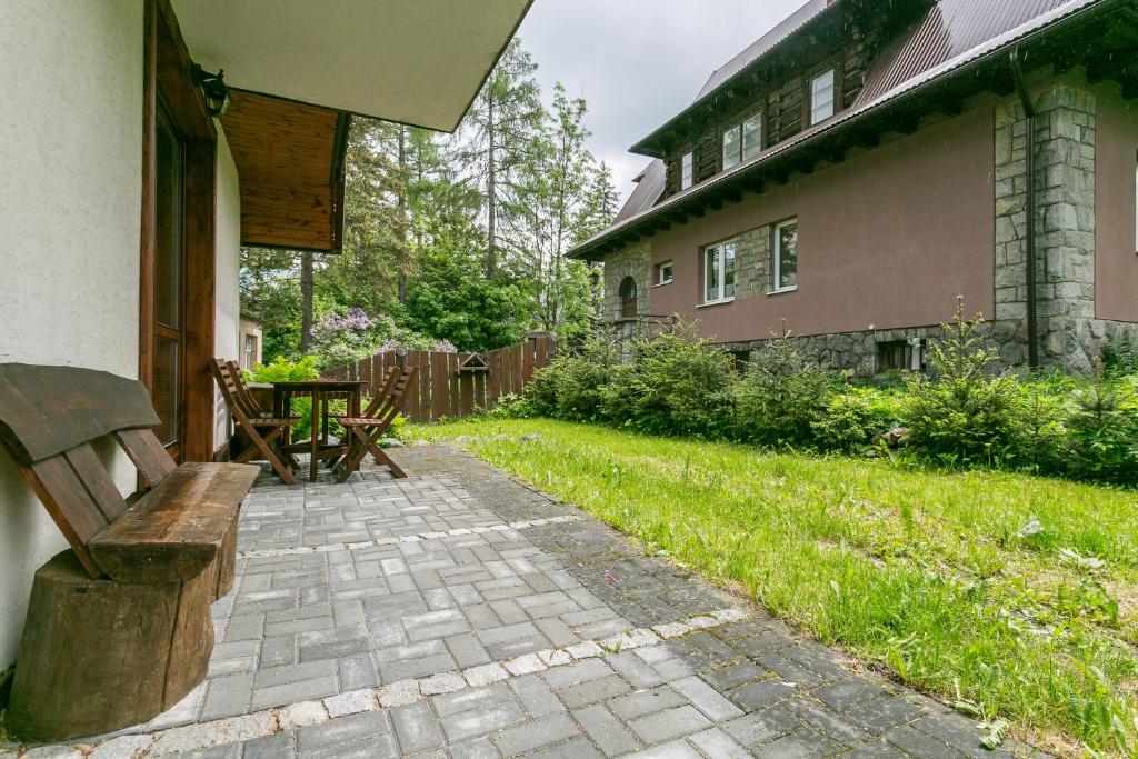 Vonkajšia záhrada v ubytovaní Apartamenty Zakopane Droga na Bystre 4A