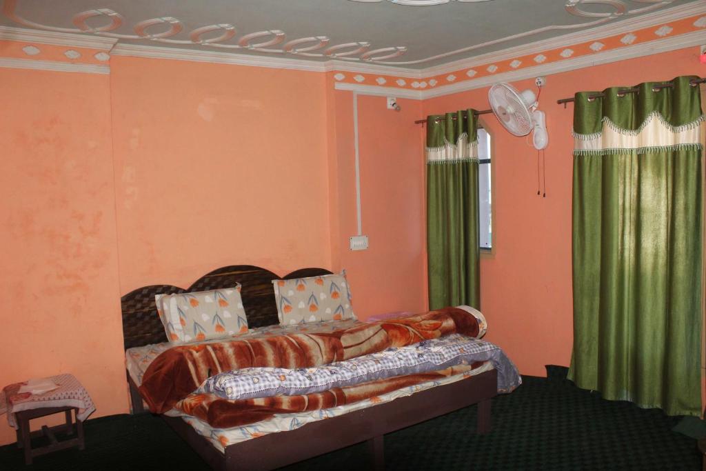 Postel nebo postele na pokoji v ubytování Hotel O Raj Shah Hotel And Resturant