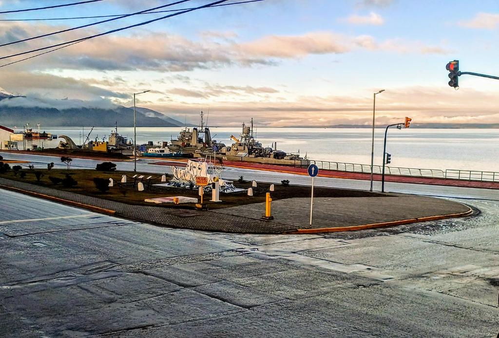 una calle con un puerto con barcos en el agua en Vista al Beagle, en Ushuaia