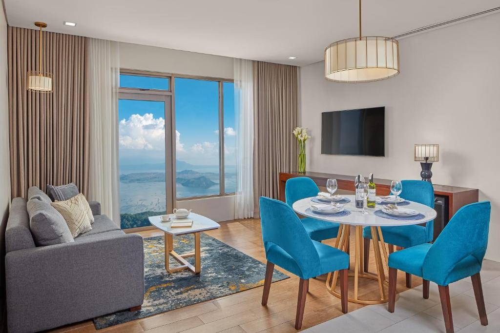 TV a/nebo společenská místnost v ubytování Summit Ridge Tagaytay - Newly Renovated