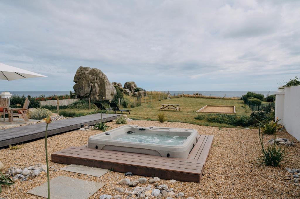 d'un bain à remous au milieu d'un jardin. dans l'établissement Villa Cotton-vue mer et jacuzzi-6ch, à Plobannalec-Lesconil
