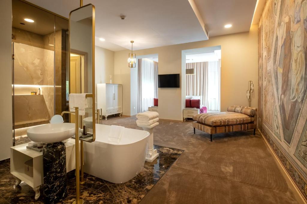 Koupelna v ubytování Domeniile Martinutzi -Hotel Cardinal si Conac Rhedey