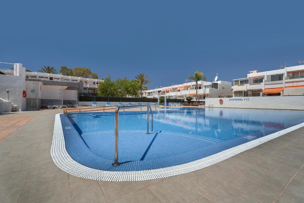 コスタ・デル・シレンチオにあるA T Suite Costa del Silencioの建物の真ん中にある大きなプール