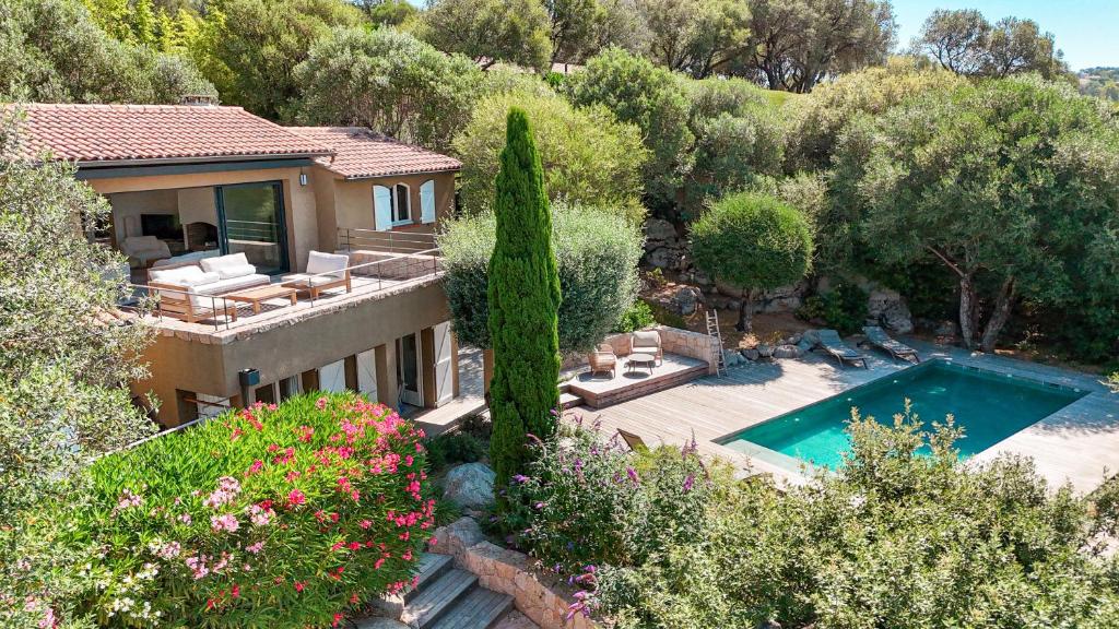 une vue aérienne d'une maison avec piscine dans l'établissement Villa Casta Joia, à Sainte-Lucie de Porto-Vecchio