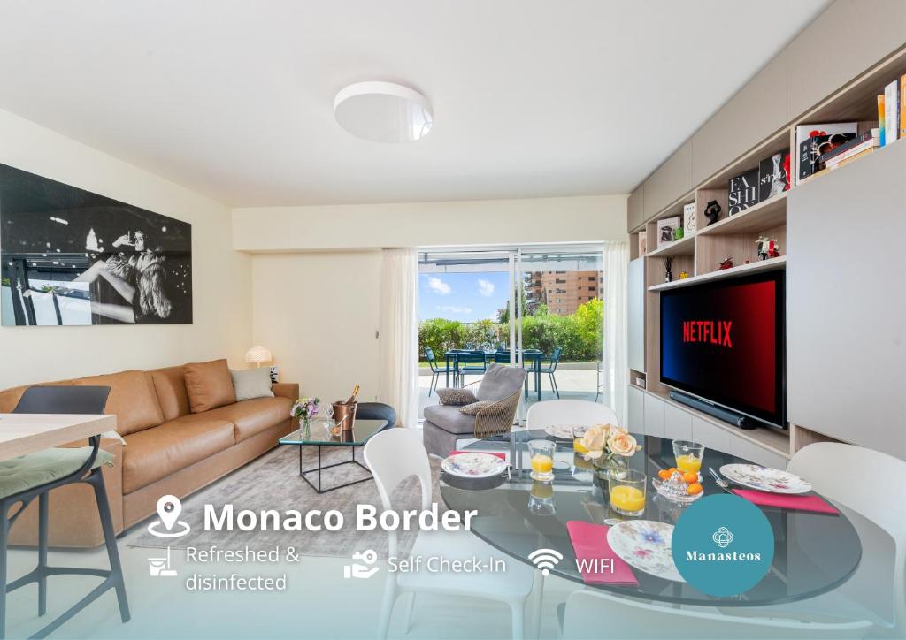 un salon avec une table en verre et un canapé dans l'établissement Monaco - Terrasse vue mer - Piscine - Parking - DR, à Saint-Roman