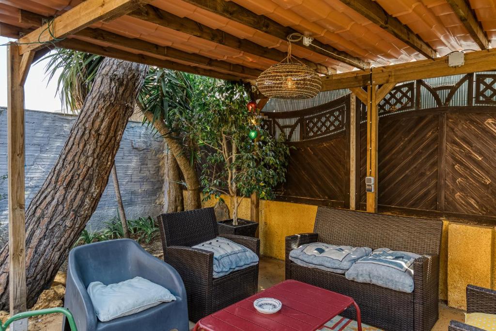 Posedenie v ubytovaní Casa en urb Cala Montgó