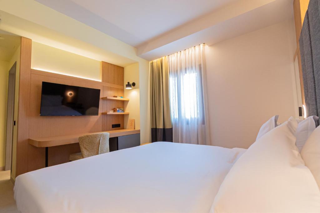 Postel nebo postele na pokoji v ubytování Sokratis Hotel