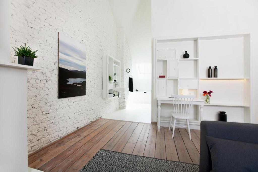 TV a/nebo společenská místnost v ubytování Maison Nationale City Flats & Suites