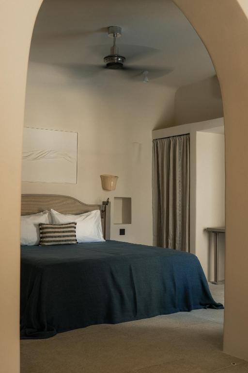 Postel nebo postele na pokoji v ubytování Black Rose Beach Suites