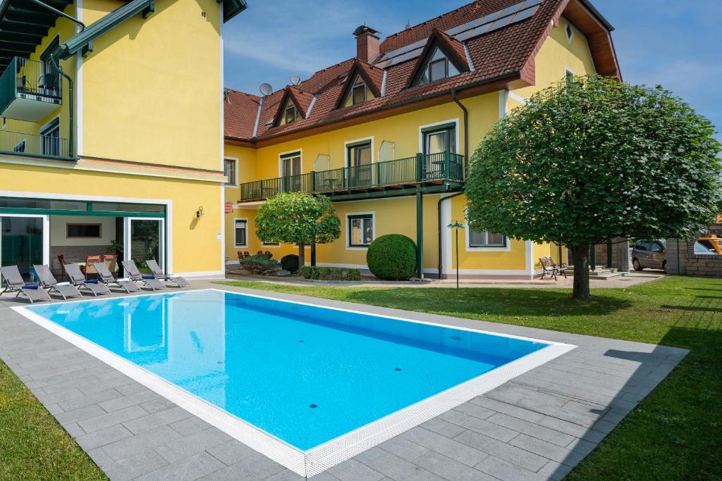 Bazén v ubytování SCHACHENWALD Hotel & Restaurant I Self Check-in nebo v jeho okolí