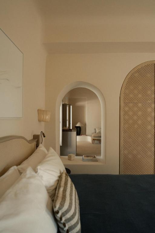 Postel nebo postele na pokoji v ubytování Black Rose Beach Suites