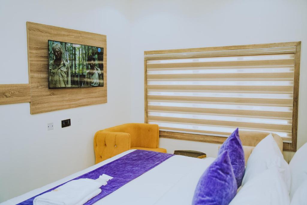 Postel nebo postele na pokoji v ubytování Triple J Universal Hotel and Suites