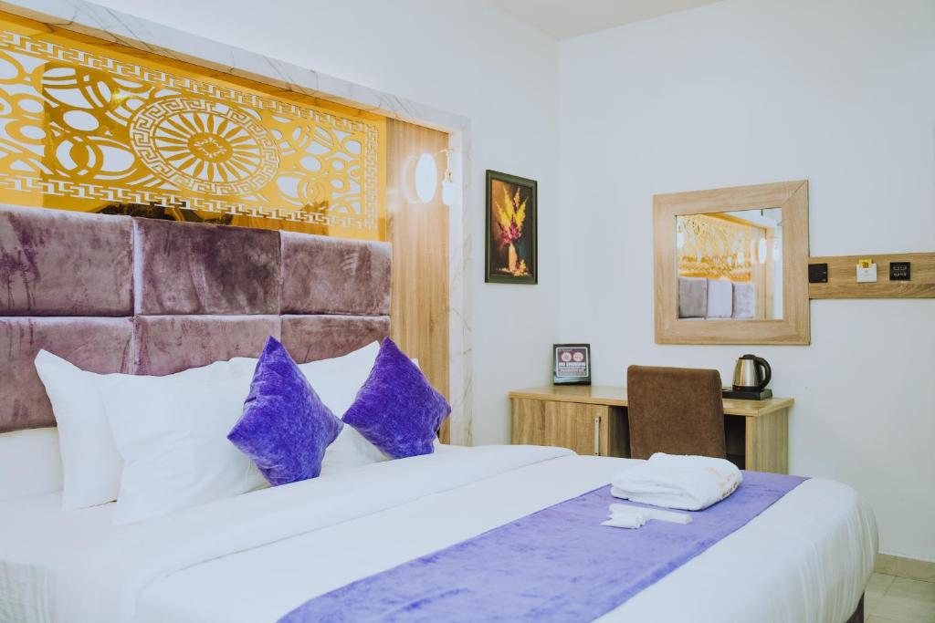 Postel nebo postele na pokoji v ubytování Triple J Universal Hotel and Suites