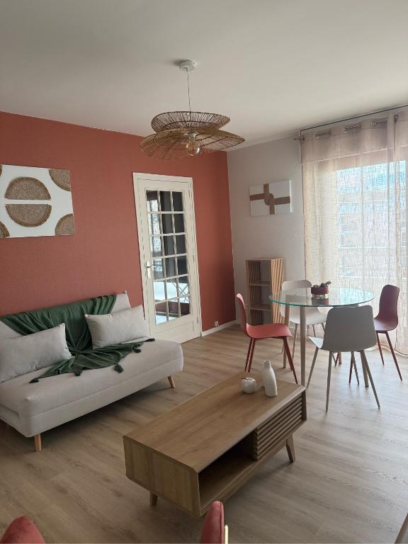 un salon avec un canapé et une table dans l'établissement Le Concorde, à Thonon-les-Bains