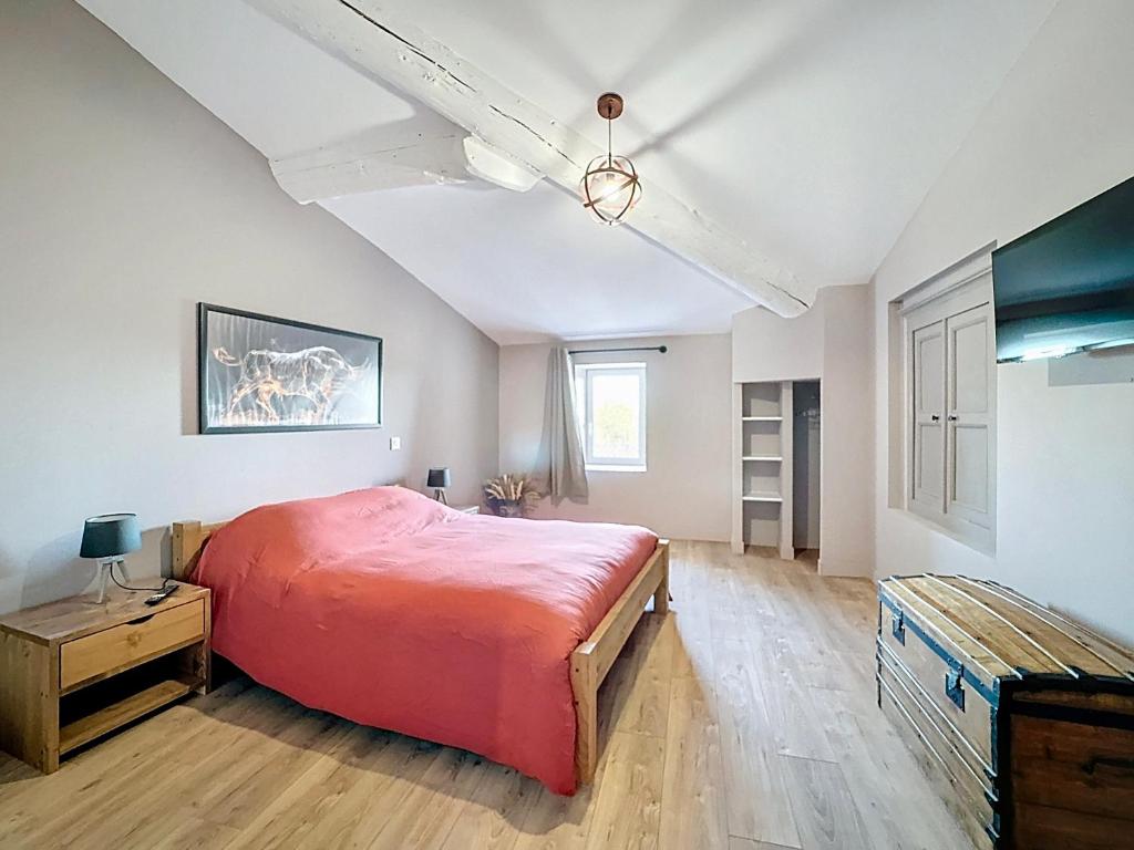 LédignanにあるDomaine Taurin gîte Tonyのベッドルーム1室(赤いベッドカバー付きの大型ベッド1台付)