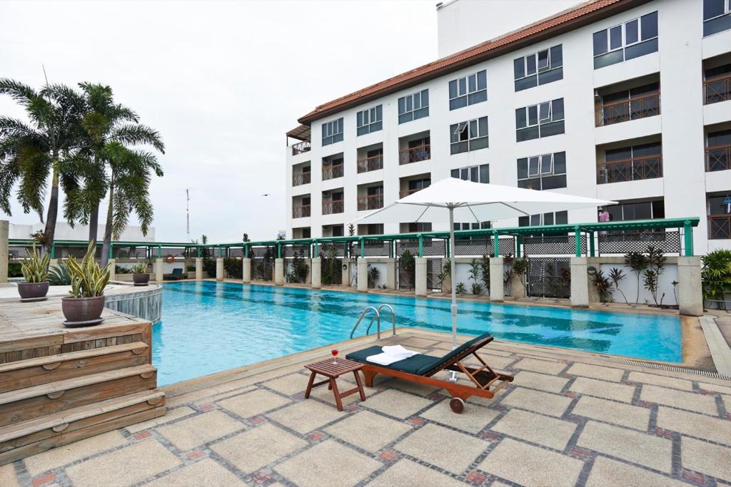 ein Hotel mit einem Pool und einem Gebäude in der Unterkunft Ravipha Residences in Bangkok