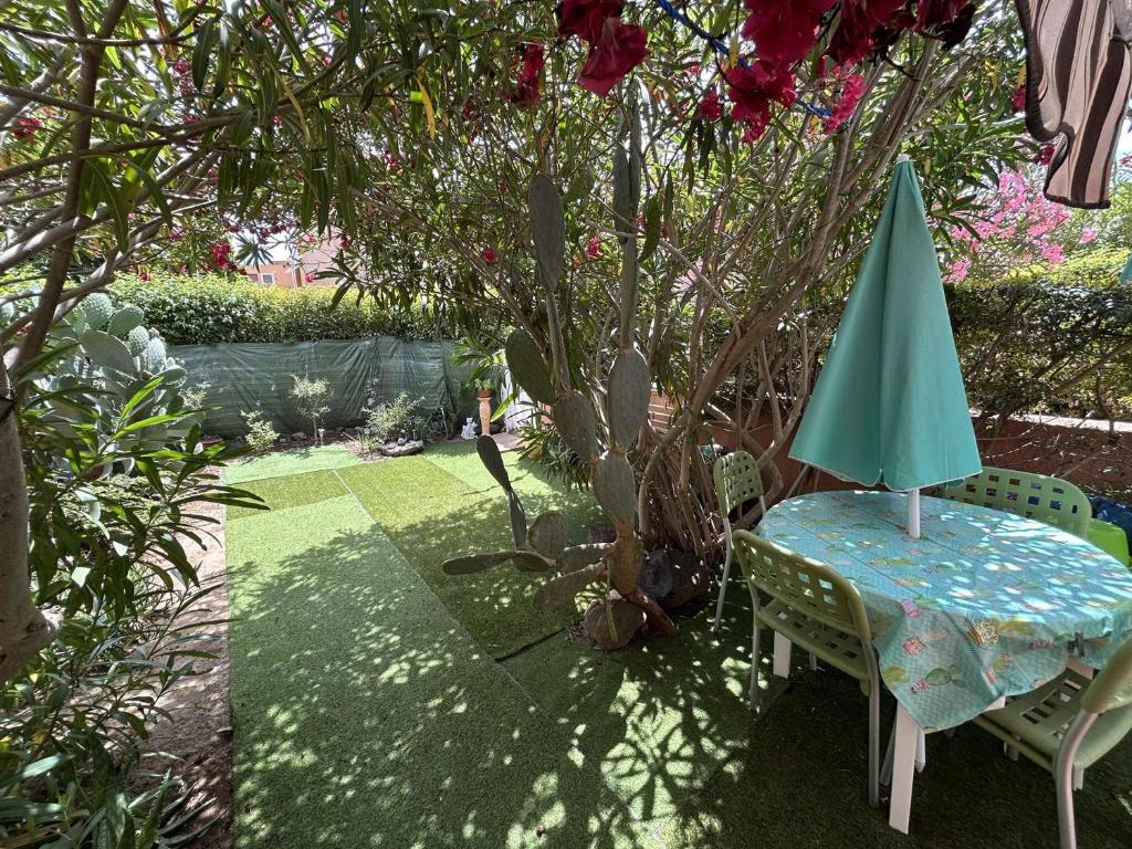 une table et des chaises avec une table et un parasol dans l'établissement Studio mezzanine avec terrasse près de la plage - 4 couchages, parking privé - FR-1-249-394, au Cap d'Agde