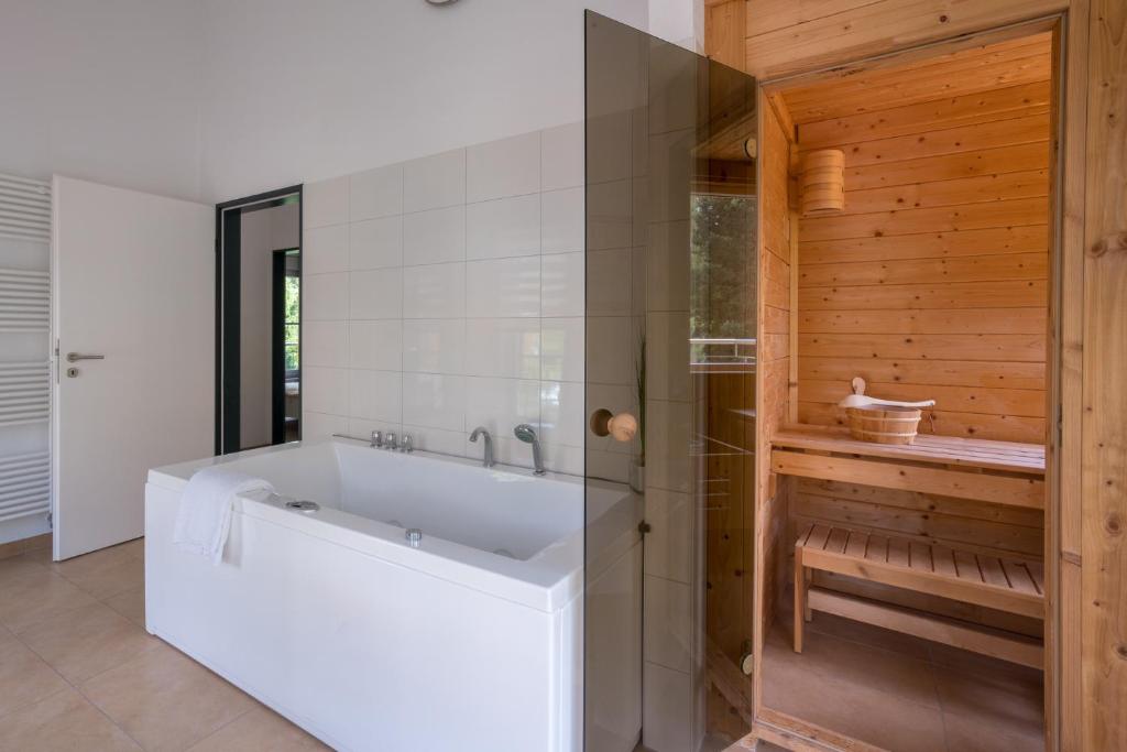 Ein Badezimmer in der Unterkunft Ferienpark Rübezahl am Müggelsee, Haus 21 Efeu mit eigener Sauna, idealer Ort für Natur- und Erholungssuchende, für Radfahrer, Familien mit Kindern und Hundeliebhaber