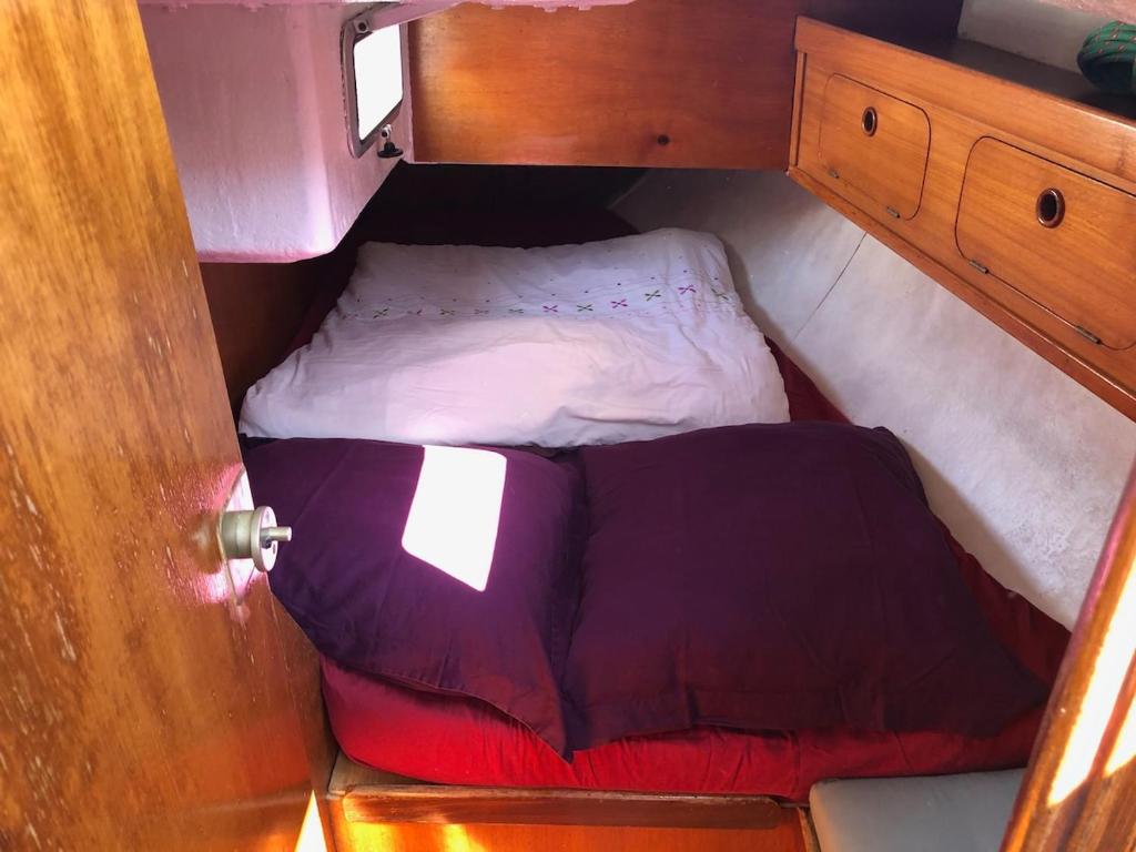 Ένα ή περισσότερα κρεβάτια σε δωμάτιο στο Au calme Séjour sur un voilier de 11 mètres