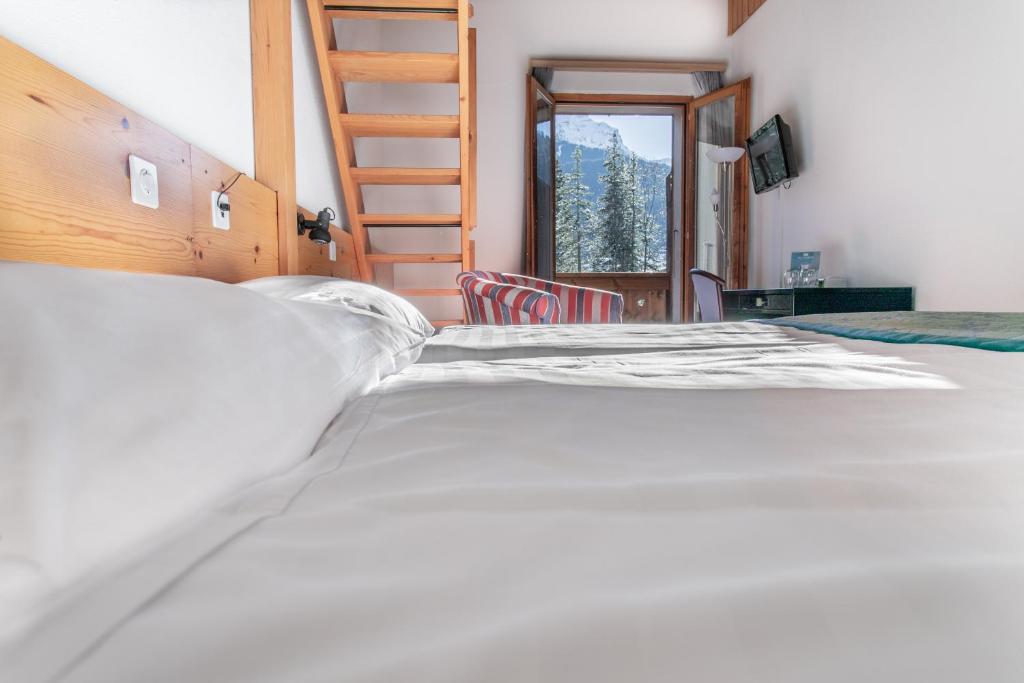 Postel nebo postele na pokoji v ubytování Hôtel Les Sources