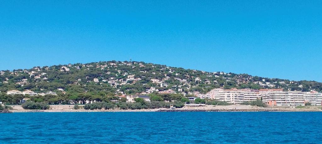 Une colline avec des maisons au bord de l'eau dans l'établissement Villa Farniente, à Sète