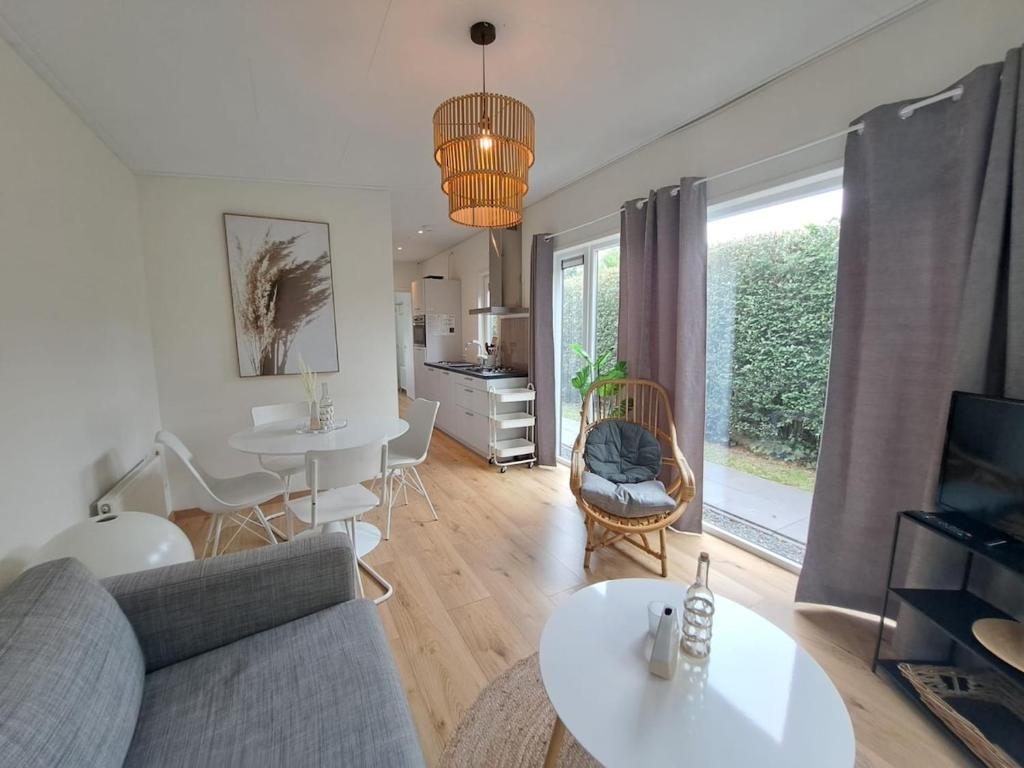 Χώρος καθιστικού στο Modern chalet in Zeeland - kust tot water en steden binnen handbereik VP044