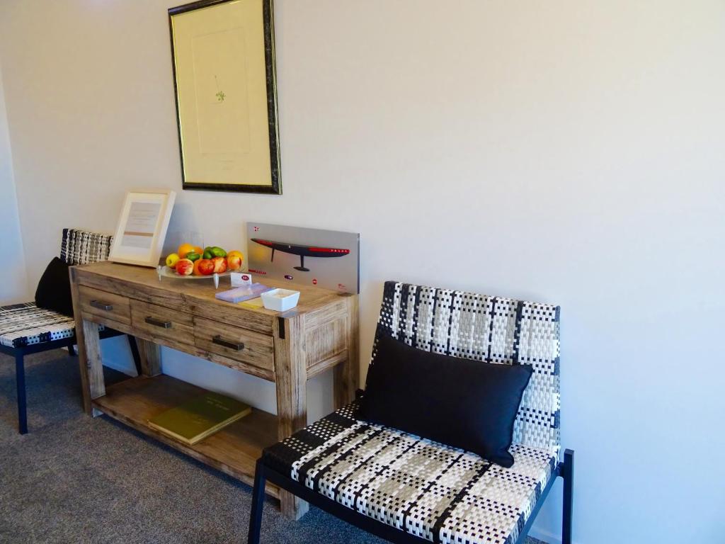 Posezení v ubytování BKs Premier Motel Hamilton