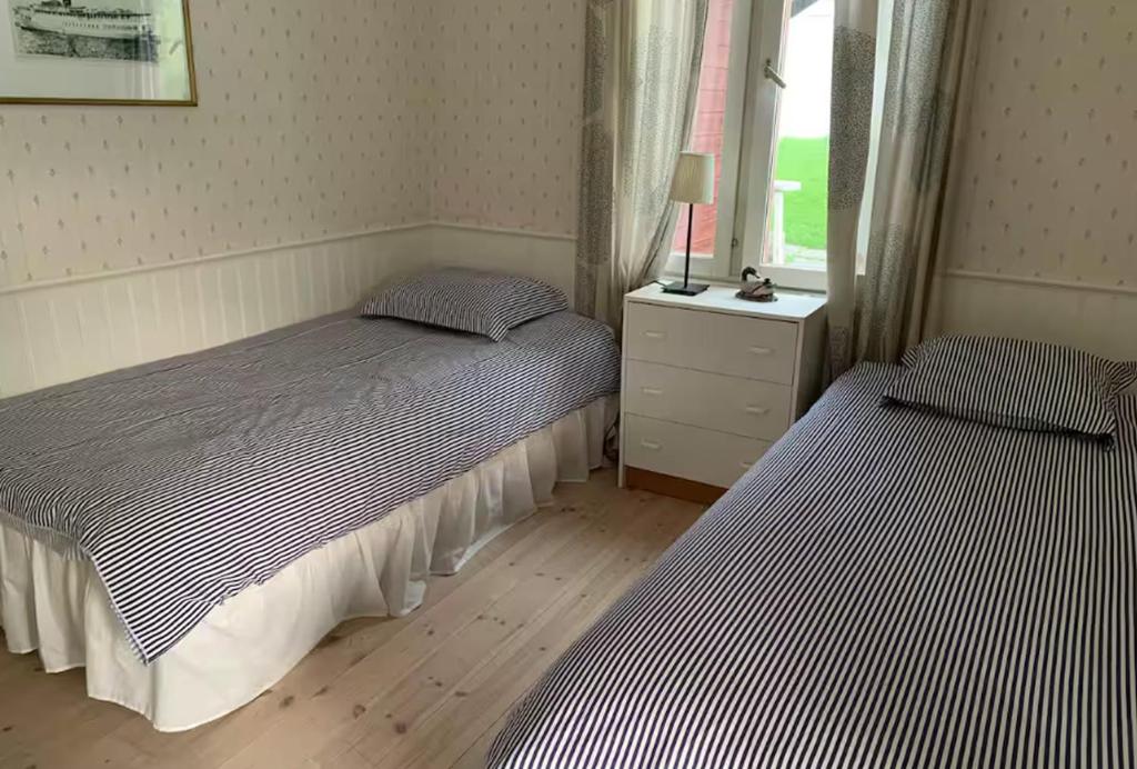 Postel nebo postele na pokoji v ubytování Ljusterö Logi