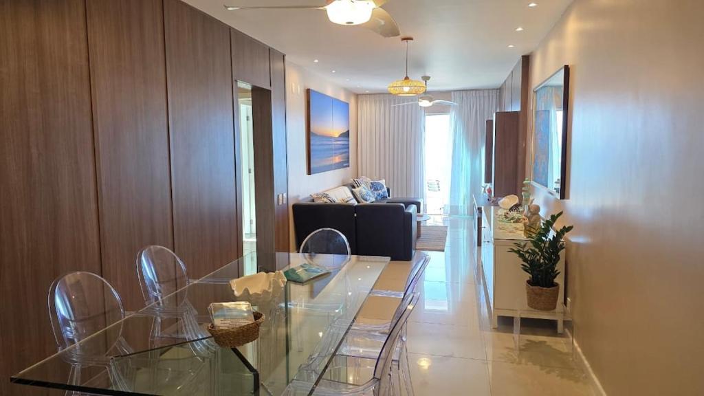 Posezení v ubytování Lindo apartamento frente mar na Prainha com Ar Condicionado, Piscina