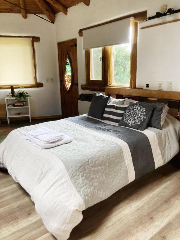 普埃洛湖Capri House的带窗户的卧室里有一张白色的大床