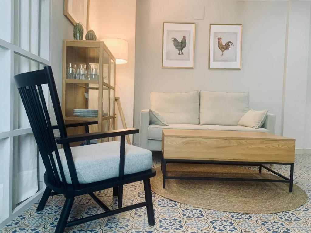 un salon avec une chaise et un canapé dans l'établissement Molinero, à Vejer de la Frontera