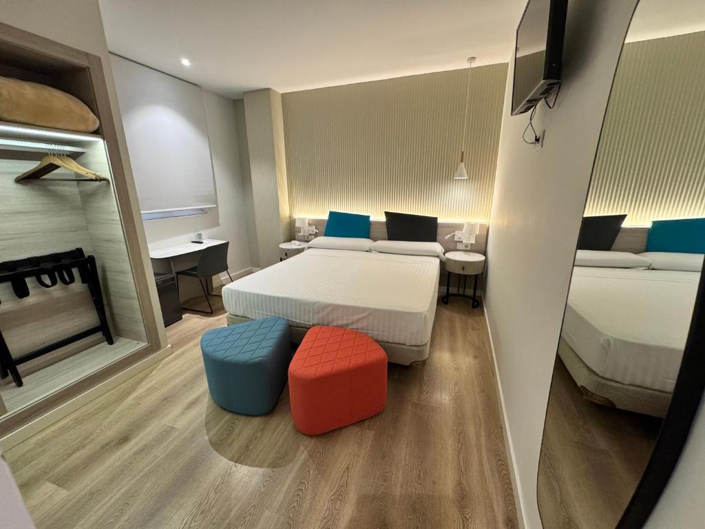 Ένα ή περισσότερα κρεβάτια σε δωμάτιο στο Hotel Mediterraneo Valencia