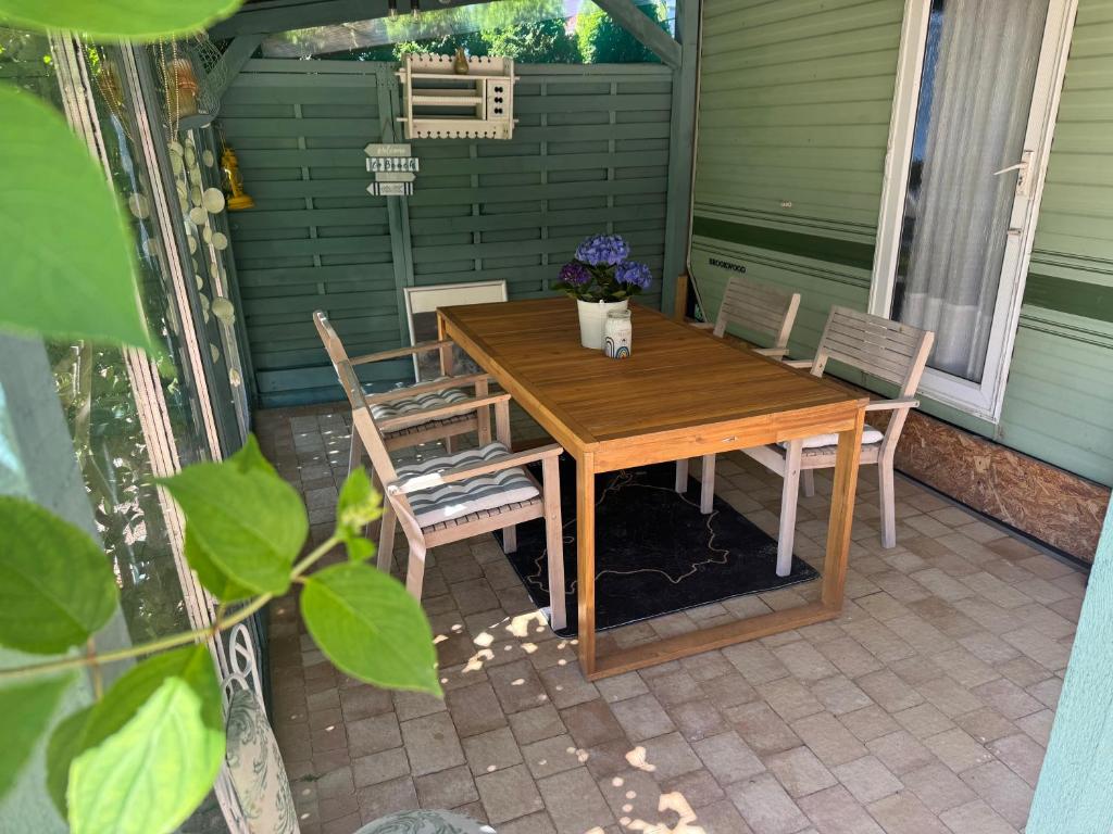 Patio lub wspólna przestrzeń na świeżym powietrzu w obiekcie Mandala Mielno Camping