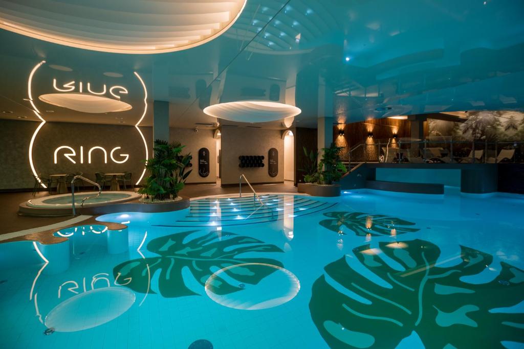 Bazén v ubytování Ring SPA Hostel nebo v jeho okolí