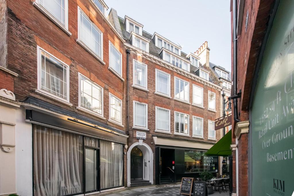 een rij bakstenen gebouwen in een stadsstraat bij Stunning 3 Bedroom Flat in Mayfair in Londen