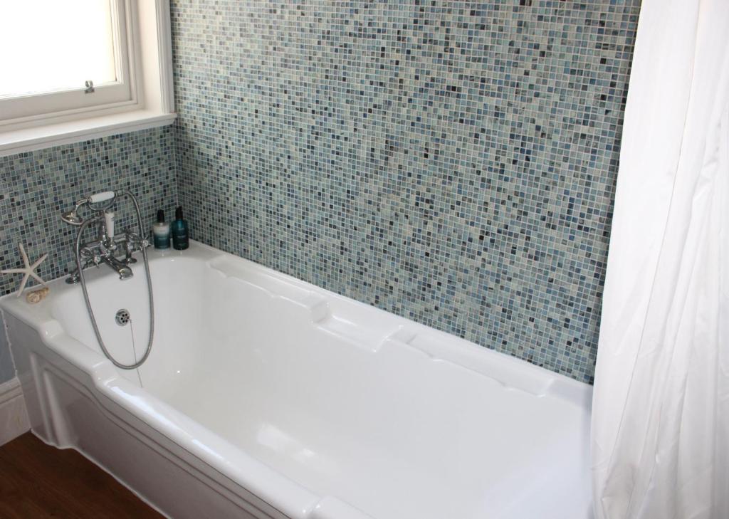 Outwood House - Deluxe Double Room
