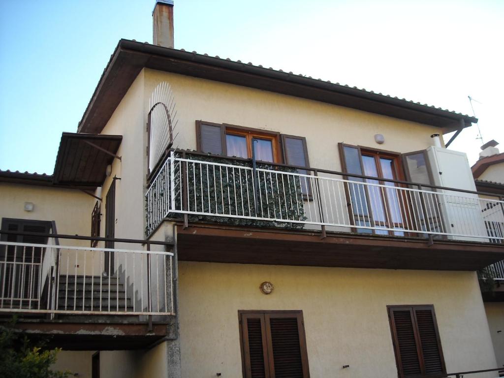 un edificio con balcones en un lateral en Apartment Santa Maria, en Bolsena