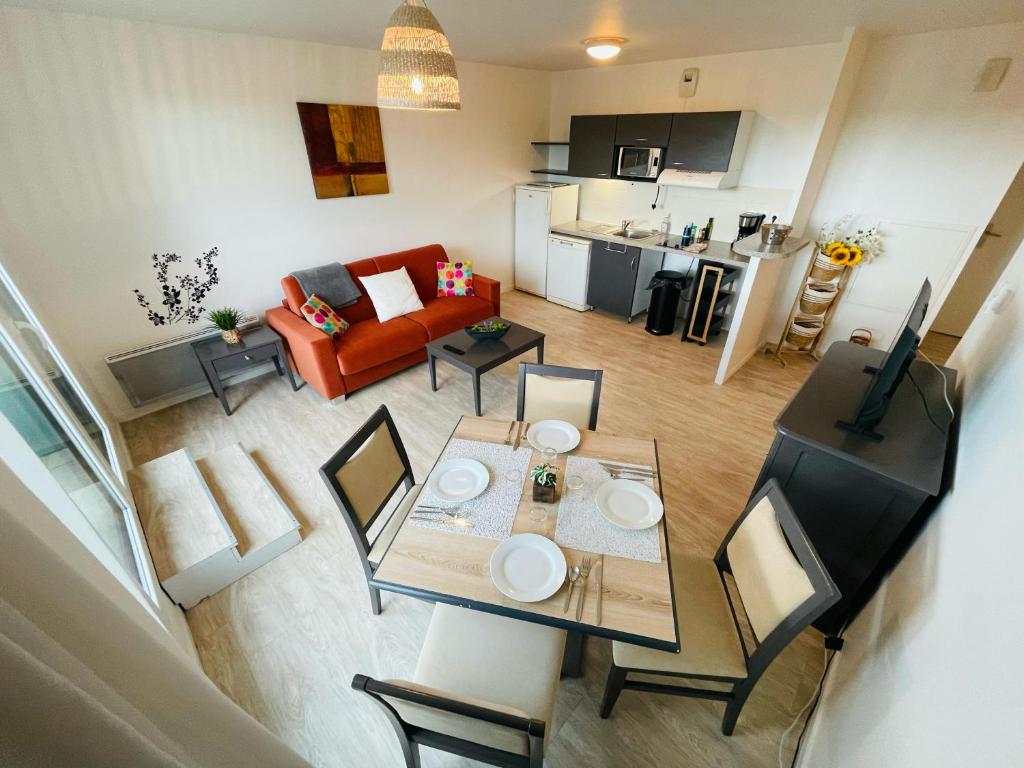 ein Wohnzimmer und eine Küche in einem Apartment mit Luftblick in der Unterkunft Terrasse & Confort à Rouen - 396 in Rouen