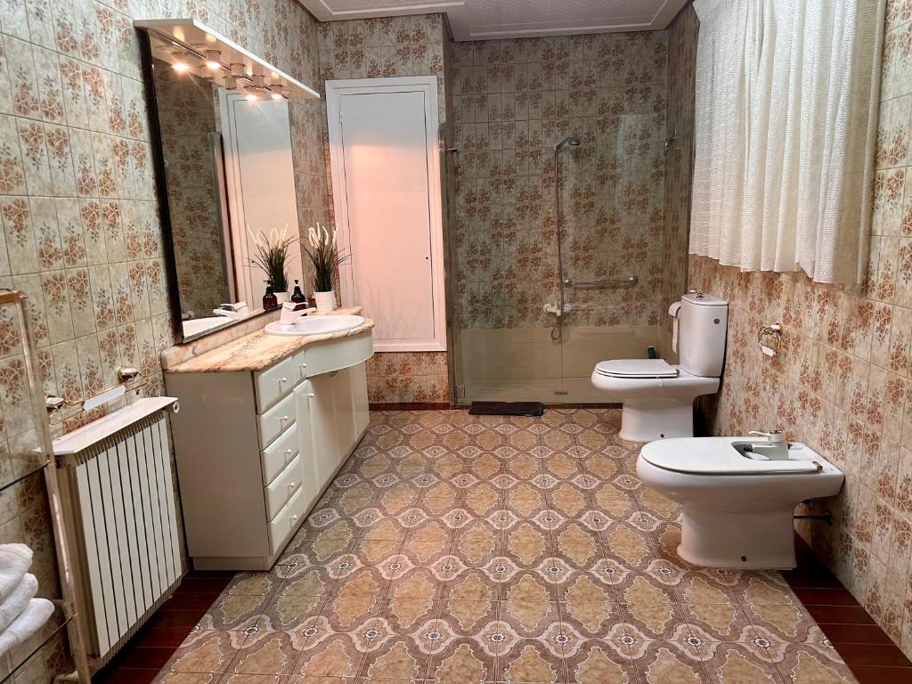 A bathroom at CAL GUINEU