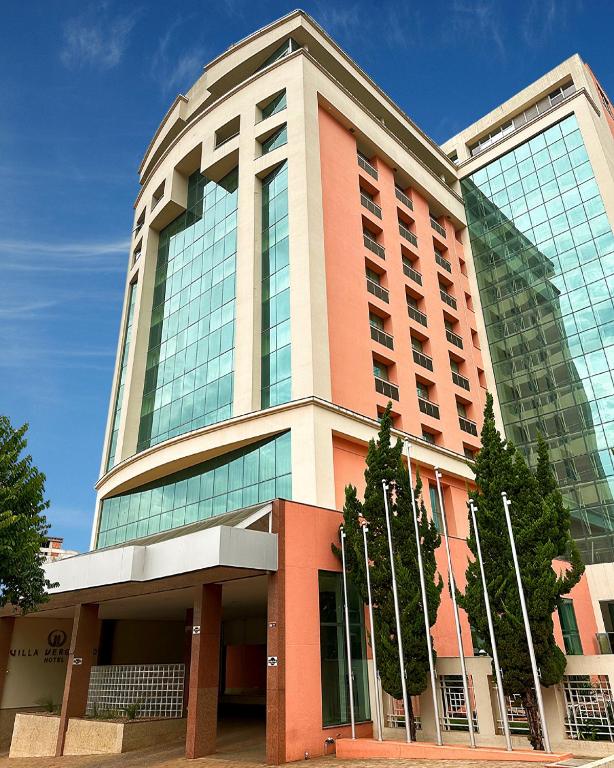 un edificio grande con muchas ventanas en Villa Vergueiro Hotel, en Passo Fundo