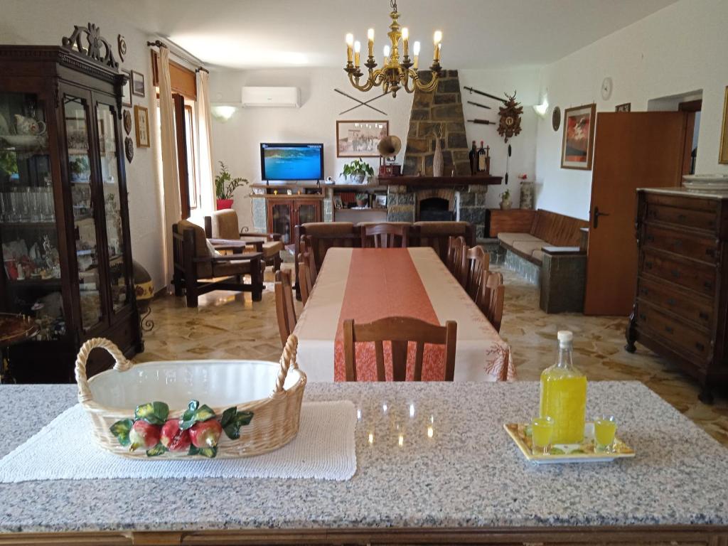 a kitchen and dining room with a table with a basket of fruit at B&B La Porta Del Cilento in Capaccio-Paestum