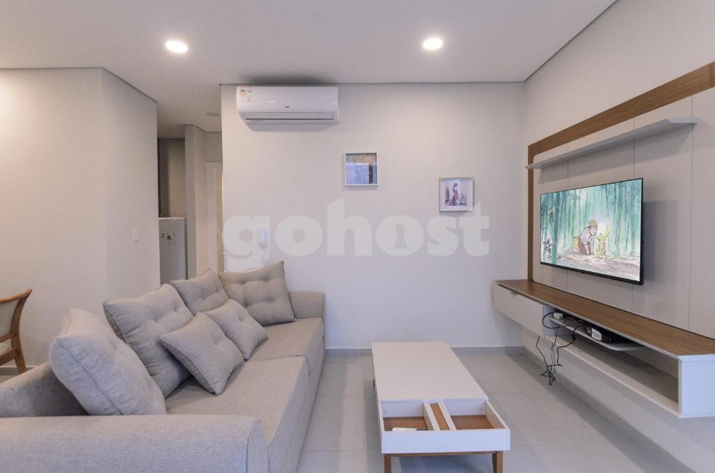 TV a/nebo společenská místnost v ubytování Modern 1 Bed Apt Two Blocks From Shop Del Sol