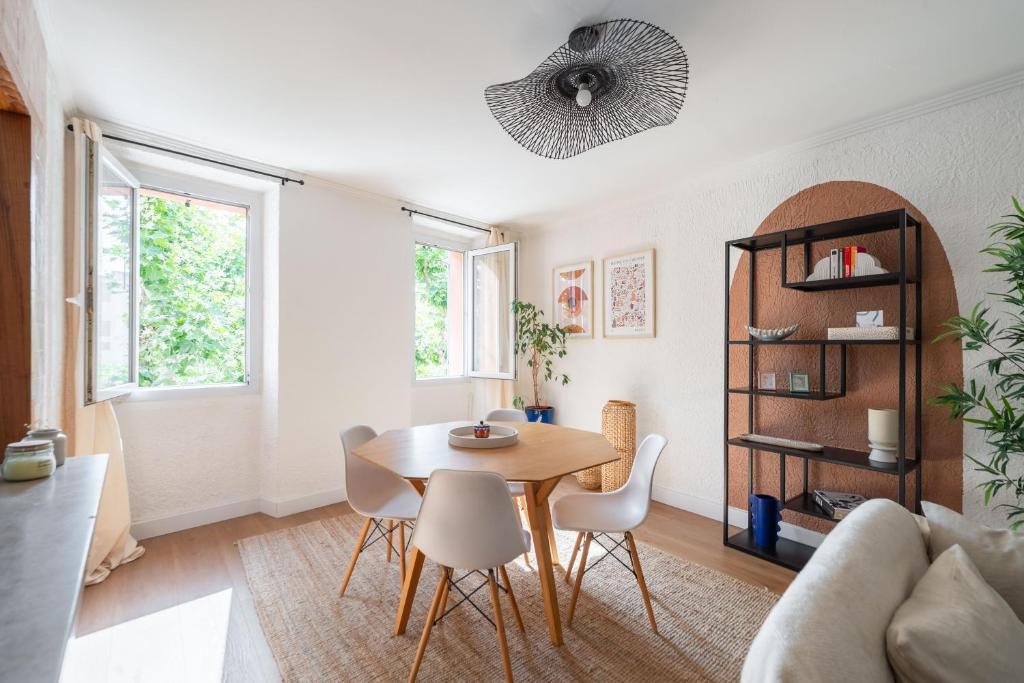 un salon avec une table et des chaises dans l'établissement Le 35 du Port, La Ciotat, à La Ciotat