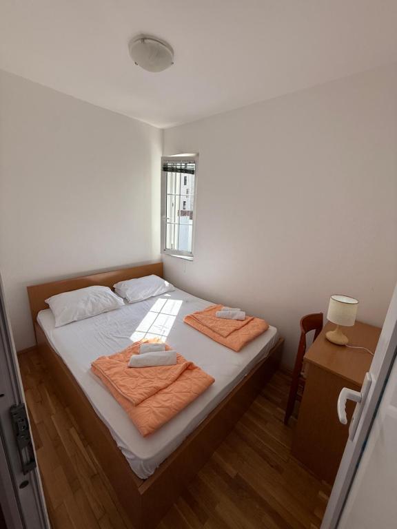 ein Schlafzimmer mit einem Bett, auf dem zwei Handtücher liegen in der Unterkunft Jadran Rafailovic in Rafailovici